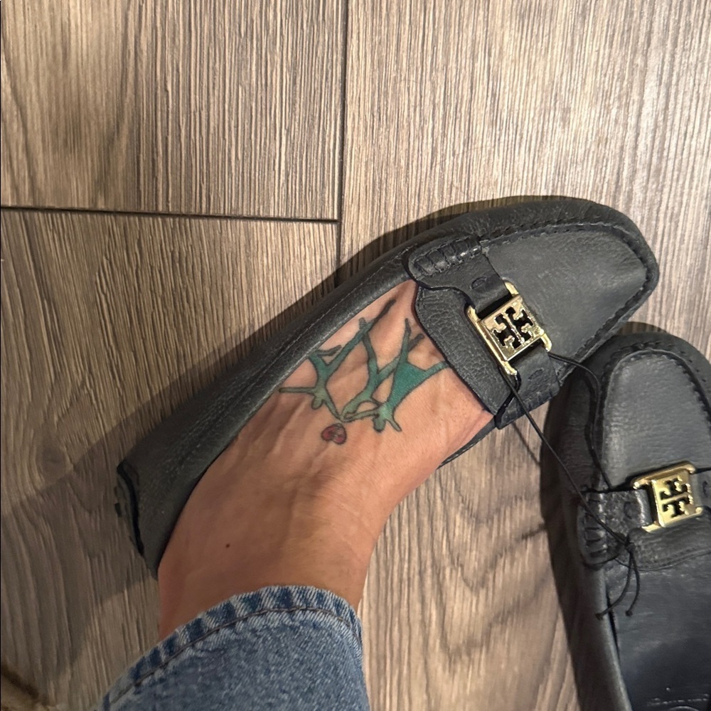 Tory Burch Kendrick Black Leather Driving Loafers with Gold Logo Classic Comfort - Picture 8 of 14
